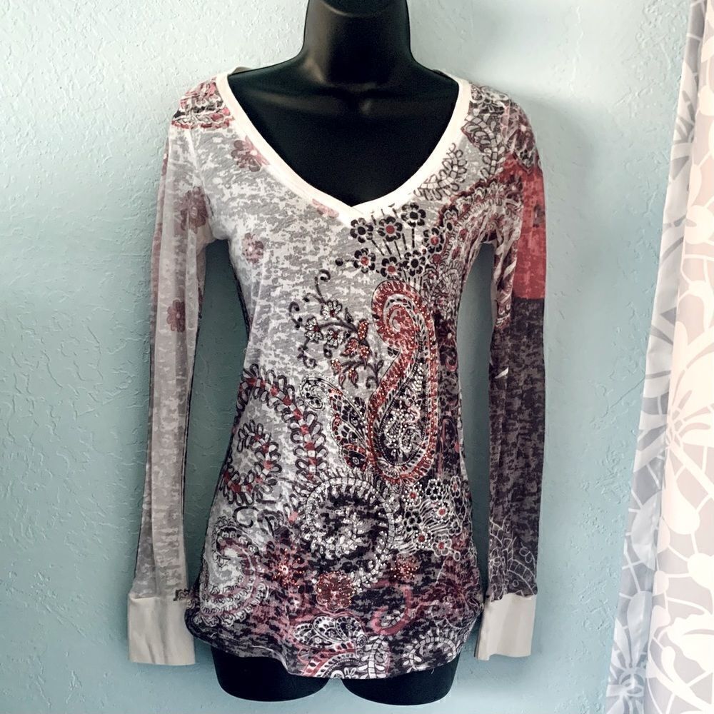 Long-Sleeve V-Neck Paisley Print Top in Pink and Gray